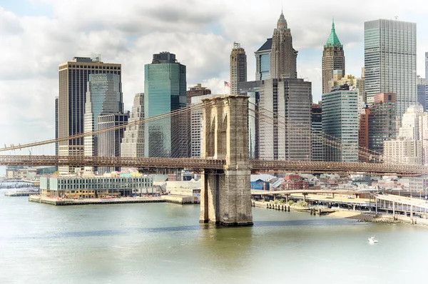 Manhattan bei sonnigem Tag. — Stockfoto