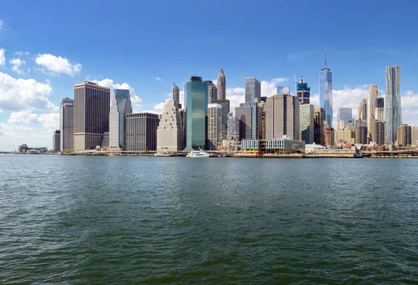 Panorama Manhattanu na slunečný den. — Stock fotografie