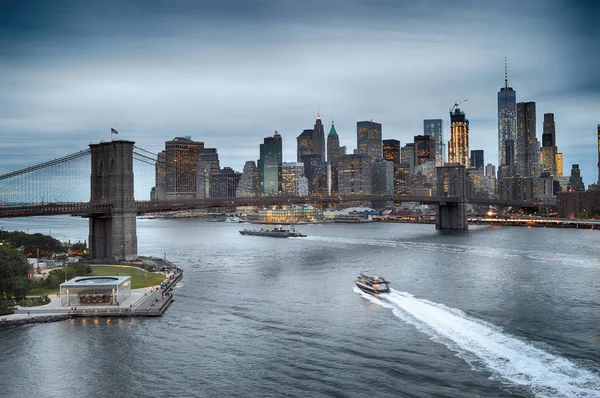 Skymning över en Manhattan. — Stockfoto