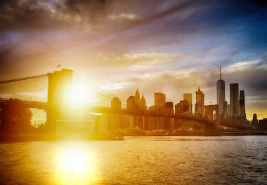 Günbatımı Brooklyn Köprüsü üzerinde.