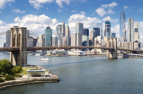 East River panorama at sunny day. — Stock Photo, Image