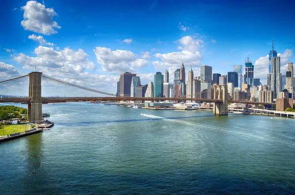 Manhattan op zonnige dag. — Stockfoto