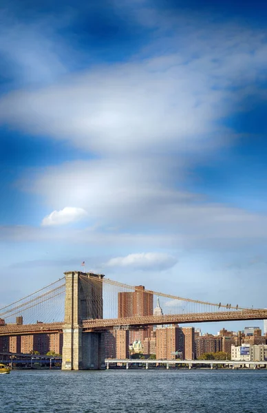 Brooklyn Bridge no dia ensolarado . — Fotografia de Stock