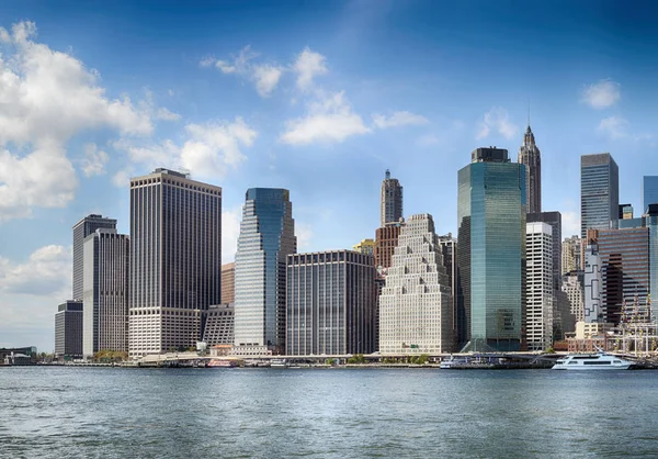 De skyline van Manhattan op zonnige dag. — Stockfoto