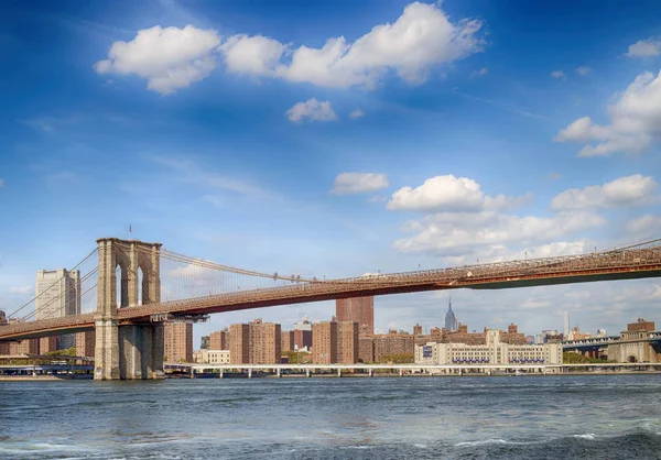Puente de Brooklyn en un día soleado . — Foto de Stock