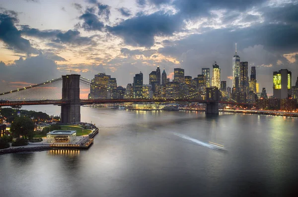 Skymning över en Manhattan. — Stockfoto