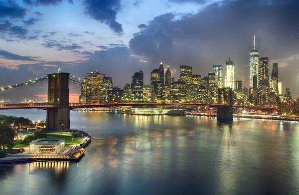 Crepúsculo sobre um Manhattan . — Fotografia de Stock