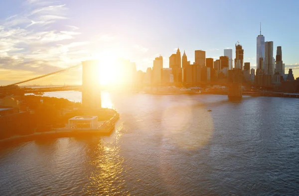 Zonsondergang over een Manhattan. — Stockfoto