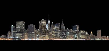 Manhattan gökdelenleri gece karanlığında izole.