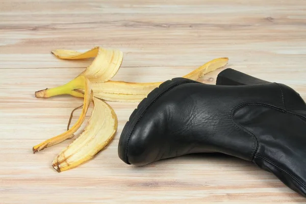 Caer Sobre Una Piel Plátano Sobre Tabla Madera —  Fotos de Stock