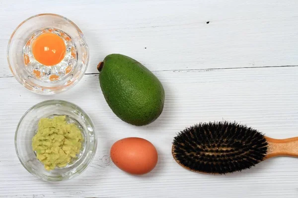 健康的果子概念 可食的面具 混合的鳄梨在木桌上 — 图库照片