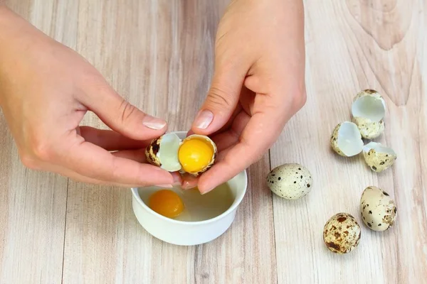 白いボウルに生卵を分割します 女性の手で調理するため壊れた卵 — ストック写真