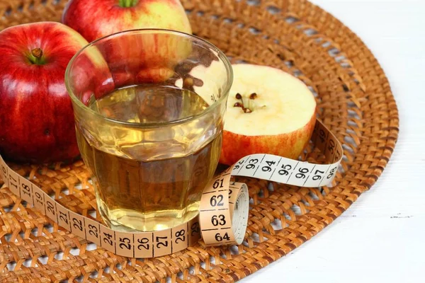 Apple Ξίδι Ποτήρι Fersh Μήλα Και Μεζούρα Γύρω Στο Λευκό — Φωτογραφία Αρχείου