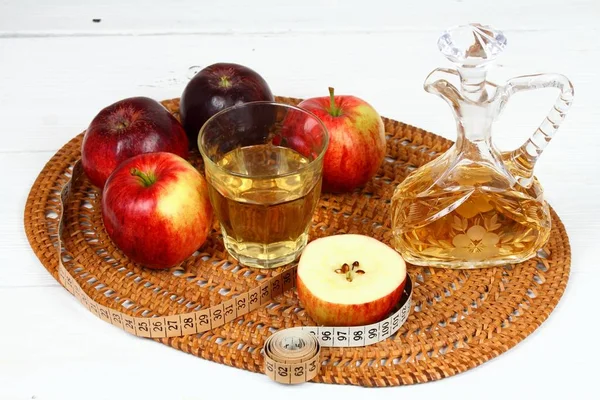 苹果醋对饮食有好处 Fersh 测量胶带 切瓶和玻璃在白色木桌上 — 图库照片