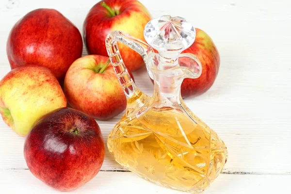 Apple Ξίδι Κομμένο Μπουκάλι Fersh Μήλα Γύρω Στο Λευκό Ξύλινο — Φωτογραφία Αρχείου