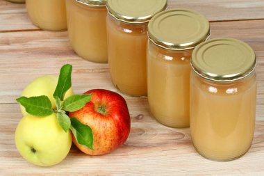 Ev yapımı korunmuş elma püresi kavanoz. Kırmızı ve sarı elma ve üst üste korunmuş kavanoz