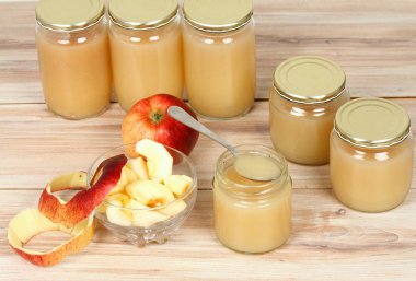 Kavanoz içinde ev yapımı korunmuş elma püresi. Kırmızı ve sarı elma ve üst üste korunmuş kavanoz