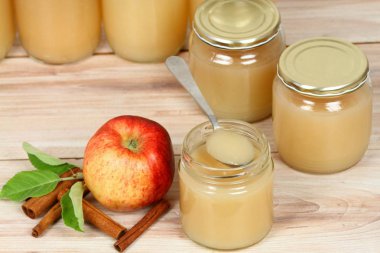 Kavanoz içinde ev yapımı korunmuş elma püresi. Kırmızı ve sarı elma ve üst üste korunmuş kavanoz