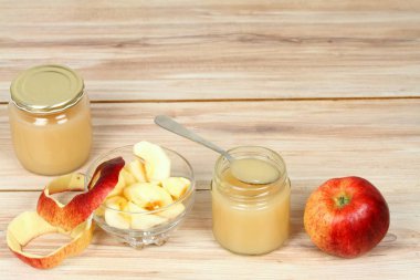 Kavanoz içinde ev yapımı korunmuş elma püresi. Kırmızı ve sarı elma ve üst üste korunmuş kavanoz