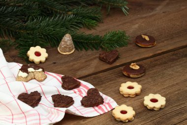 Kurabiye Noel şeker ve Noel dekorasyonu. Kahverengi ahşap tahta üzerinde çeşitli xmas şekerlemeler