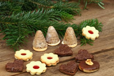 Kurabiye Noel şeker ve dekorasyon. Kahverengi ahşap tahta üzerinde çeşitli xmas şekerlemeler