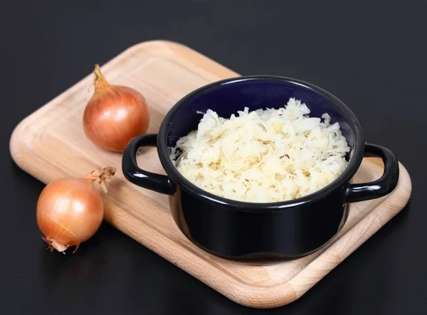 锅里的酸菜 发酵或腌制卷心菜 在切菜板上 黑色背景 — 图库照片