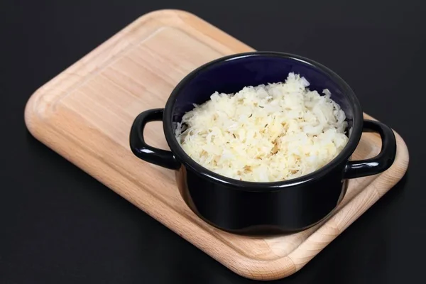 Sauerkraut Topf Sauerkraut Fermentierter Oder Eingelegter Kohl Auf Schneidebrett Schwarzer — Stockfoto