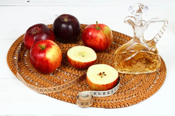 苹果醋和苹果 新鲜苹果 苹果醋 量纸和白色木桌上的瓶子 — 图库照片