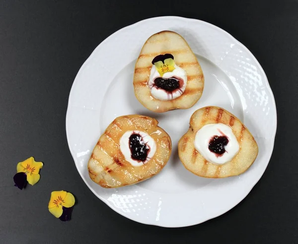 Peras Parrilla Crema Batida Mermelada Decoradas Con Flor Violeta Comestible — Foto de Stock