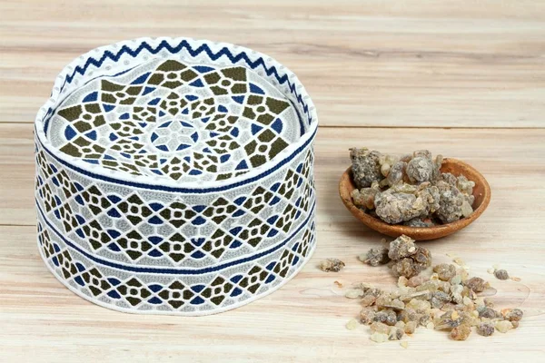 男子传统的穆斯林帽和乳香 木桌上典型的阿曼当地产品 — 图库照片