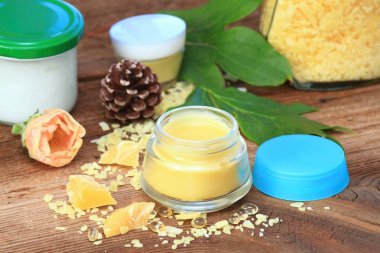 Ev yapımı doğal dudak kremi. Balmumu, sheabutter, zeytin ve hindistan cevizi yağı birlikte karışık yapılmıştır. 