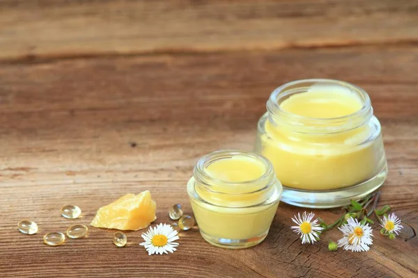 Homemade Natural Lip Balm Made Beeswax Sheabutter Olive Coconut Oil — Stock Photo, Image