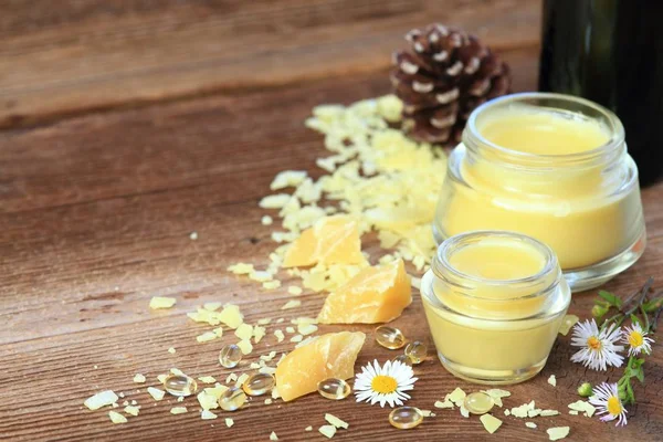 Ev yapımı doğal dudak kremi. Balmumu, sheabutter, zeytin ve hindistan cevizi yağı birlikte karışık yapılmıştır. 