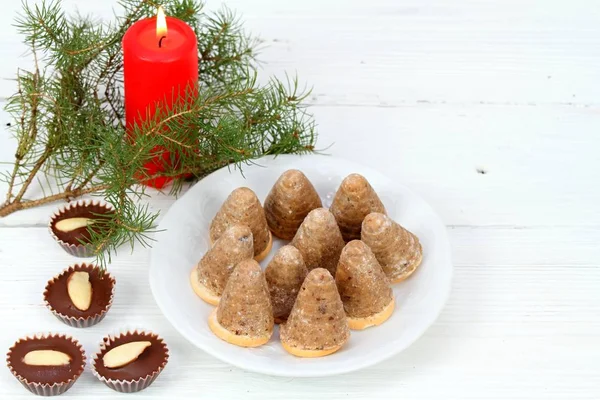 Weihnachtsbonbons Auf Dem Weißen Teller Weihnachtsgebäck Auf Dem Weißen Tisch — Stockfoto