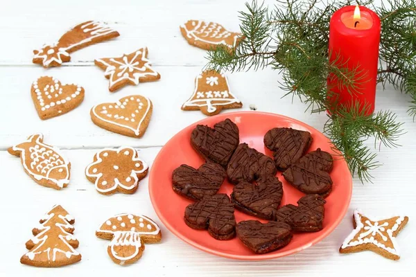 白色桌子上的圣诞糖果 红盘上吃的自制糖果和姜饼 — 图库照片