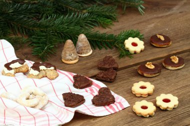 Evde yapılan Noel kurabiyeleri. Kahverengi ahşap masada çeşitli xmas kurabiyeleri. Orta Avrupa için tipik.