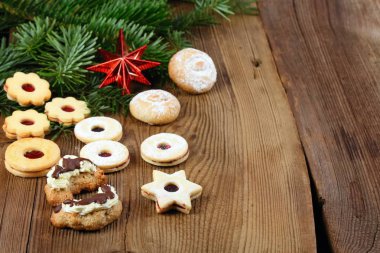 Evde yapılan Noel kurabiyeleri. Kahverengi ahşap masada çeşitli xmas kurabiyeleri. Orta Avrupa için tipik.