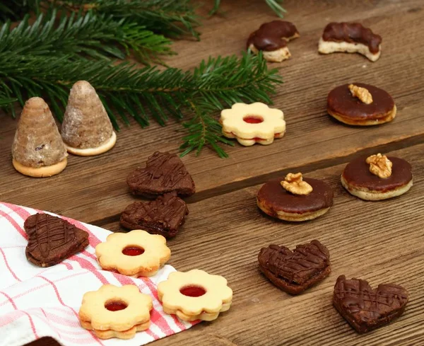 Weihnachtsplätzchen Hause Gebacken Auf Dem Braunen Holztisch Liegen Verschiedene Weihnachtsplätzchen — Stockfoto