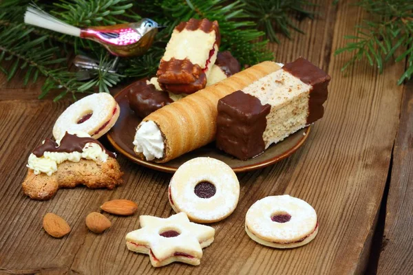 家里做的圣诞饼干 各种圣诞饼干放在棕色的木制桌子上 中欧的典型情况 — 图库照片