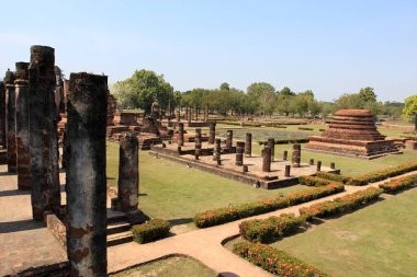 Sukothai Tarihi Parkı 'nın manzarası çok güzel. Antik Sukothai kenti artık Tayland 'da ünlü bir turizm beldesi..