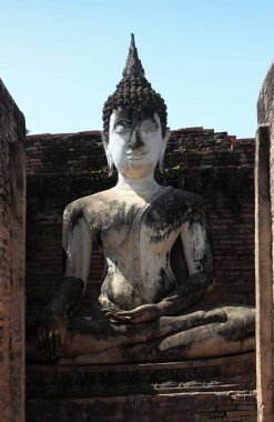 Sukothai Tarihi Parkı 'nda Buda Heykeli. Antik Sukothai kenti artık Tayland 'da ünlü bir turizm beldesi..