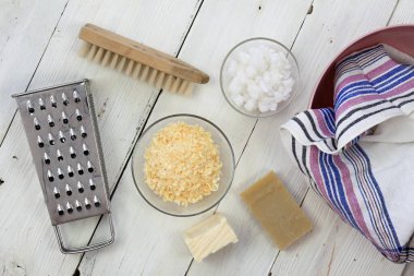 Doğal çamaşır için rendelenmiş sabun. Çamaşırları yıkamak için çevre dostu bir yol. Sabun, kristal sodyum ve sudan yapılır.