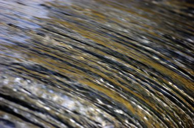 Sel akış su basamaklı şelale su sıçramalarına arka plan, büyük detaylı yatay closeup, parlak mavi, altın, sarı, denizde yeşil pastel renkler, bulanık hareket damla doku deseninin, yumuşak dokulu bokeh