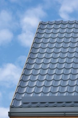 Gri çelik kiremit çatı doku arka plan, gri çatı döşenir, büyük dikey Closeup, ayrıntılı Modern konut ev çatı detay dokulu deseni fayans, alan, özellik konsept Emlak mecaz parlak güneşli gökyüzü yaz cennet bulutlar kopyalama
