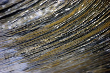 Sel akış su basamaklı şelale su sıçramalarına arka plan, büyük detaylı yatay closeup, parlak mavi, altın, sarı, denizde yeşil pastel renkler, bulanık hareket damla doku deseninin, yumuşak dokulu bokeh