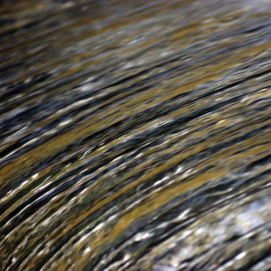 Sel akış su basamaklı şelale su sıçramalarına arka plan, büyük detaylı yatay closeup, parlak mavi, altın, sarı, denizde yeşil pastel renkler, bulanık hareket damla doku deseninin, yumuşak dokulu bokeh