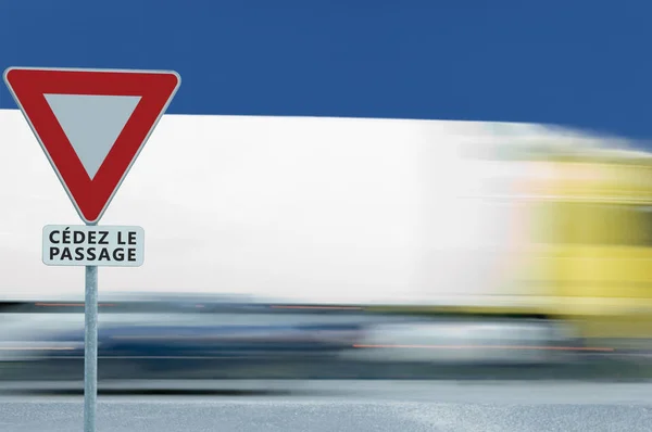 Weichen Weichen Weichen Französische Cedez Passage Verkehrszeichen Bewegung Verschwommen Lkw — Stockfoto