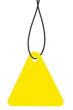 Sarı karton Satılık etiketi ve dize, boş fiyat etiketi üçgen rozet arka plan boş, dikey asılı izole makro Closeup, büyük detaylı üçgen kopya alanı