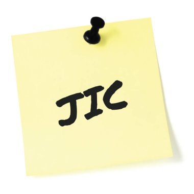 Her ihtimale karşı, JIC kara kalemli kısaltma metni, sarı post-it listesi, yapışkan not, hatırlatıcı kısaltma çıkartması, raptiye makro kapama, not bilgilendirme mesajı, bülten bülteni bildirim mektubu kavramı.