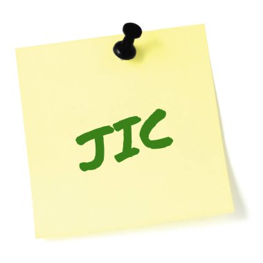 Her ihtimale karşı, JIC yeşil kalemli kısaltma metni sarı post-it listesi yapışkan not hatırlatıcı kısaltma etiketi, siyah raptiye raptiye makro kapak, not bilgi bülteni bülteni bildirim kavramı